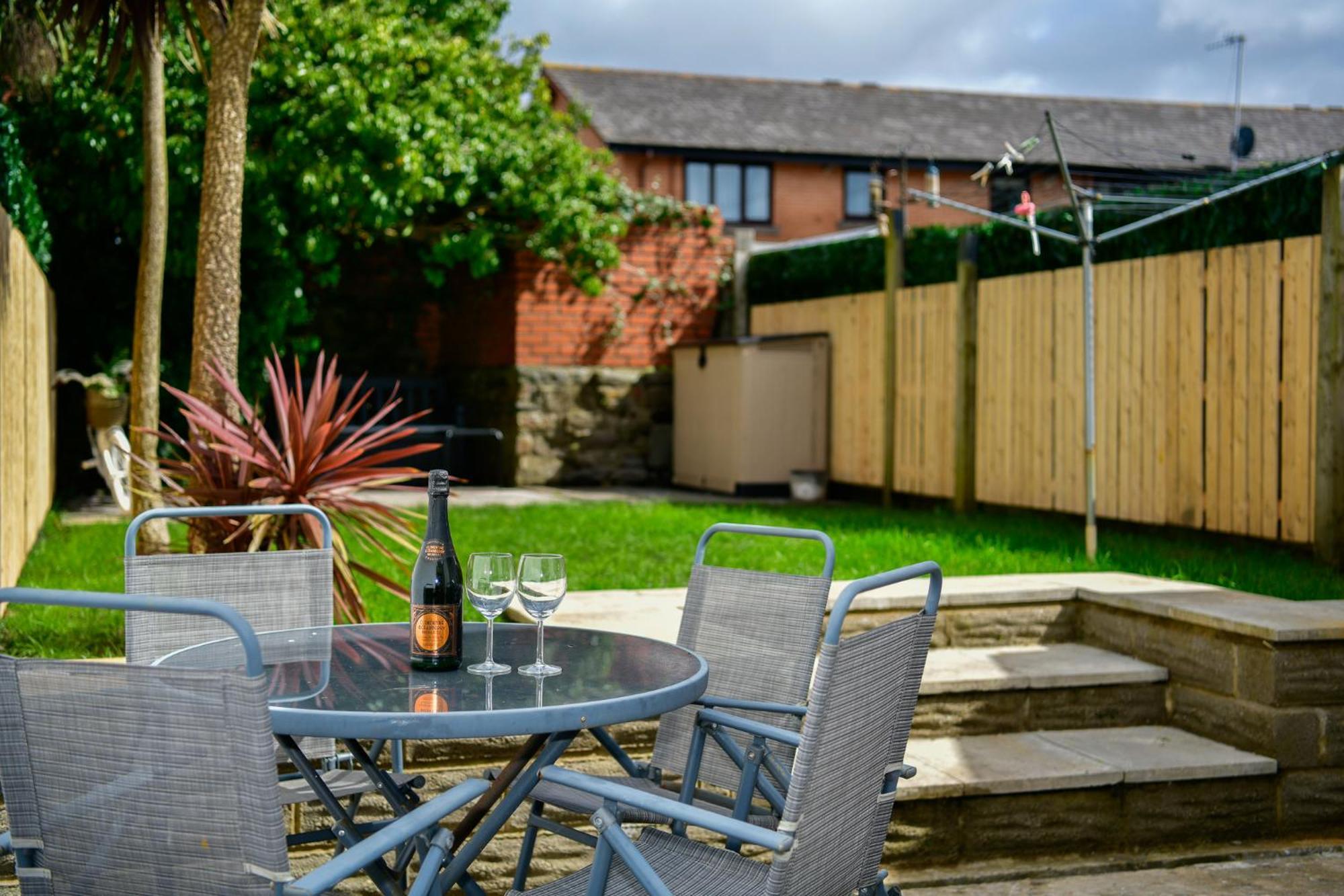 Free Parking - Heart Of The City - Superb Townhouse & Garden - Peaceful Area But Only 5Min Walk To Beach, Shops, Bars, Arena, Marina, Parks Swansea Buitenkant foto