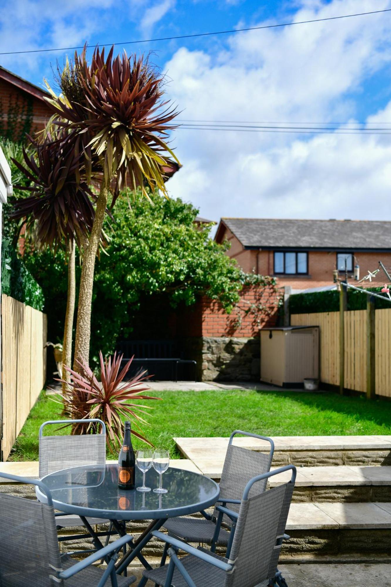 Free Parking - Heart Of The City - Superb Townhouse & Garden - Peaceful Area But Only 5Min Walk To Beach, Shops, Bars, Arena, Marina, Parks Swansea Buitenkant foto